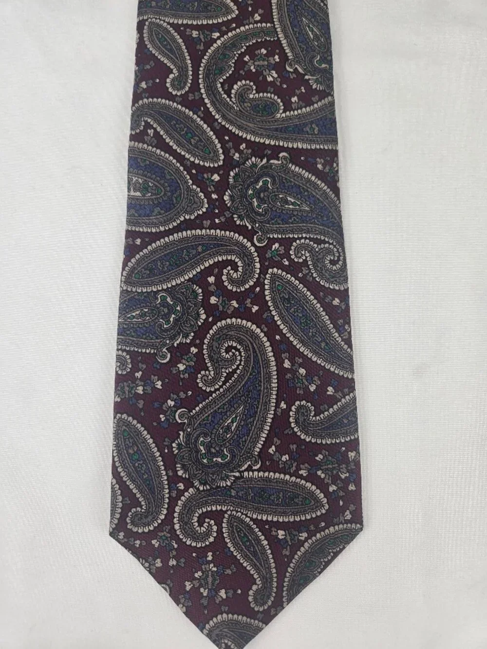 Vintage Oscar de la Renta Men's Tie 100% Silk Dark Red Paisley Floral Pattern